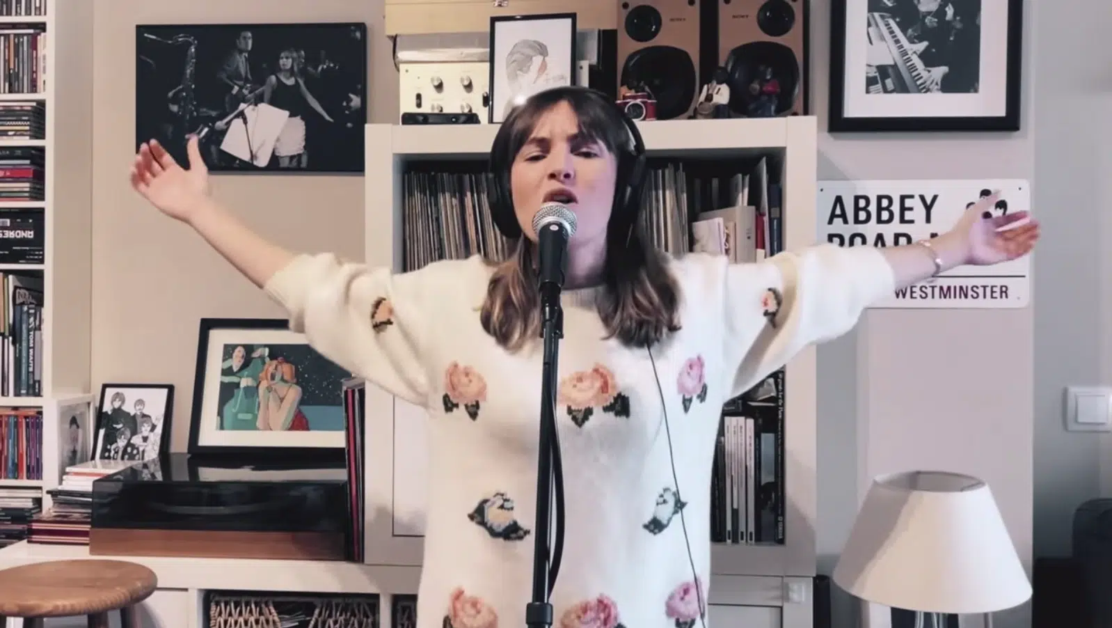 Ele participa en el Himno "Resistiré"